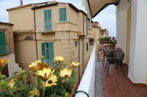 Deluxe Double or Twin Room with Balcony image 6