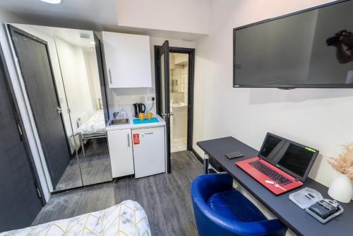 Spacious studios with free fast WIFI and 50inch SMART TV's next to UOB and 10min drive to the City! near Birmingham Wildlife Conservation Park