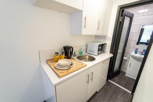 Køkken, Spacious studios with free fast WIFI and 50inch SMART TV's next to UOB and 10min drive to the City! near Winterbourne House and Garden