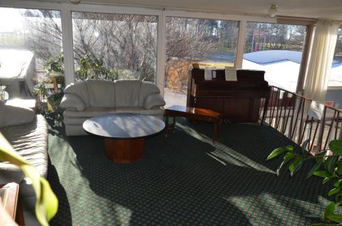 Red Carpet Inn and Suites Ebensburg - 로비