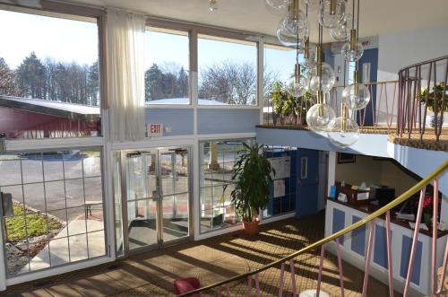 Red Carpet Inn and Suites Ebensburg - 로비
