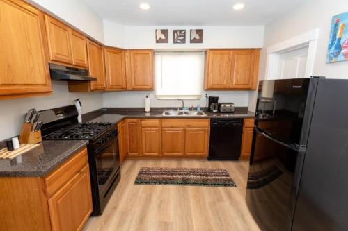 Updated & Comfy Bungalow with Parking Easy Access in Pittsburgh, USA