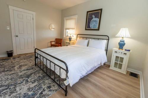 Updated & Comfy Bungalow with Parking Easy Access in Pittsburgh, USA