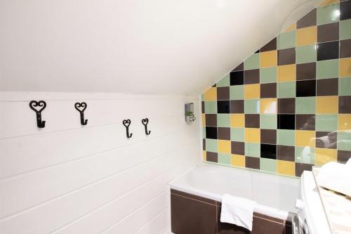 One-Bedroom Apartment image 10