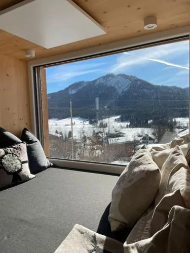 Das Fenster zum See-Weissensee in Weissensee, Österreich