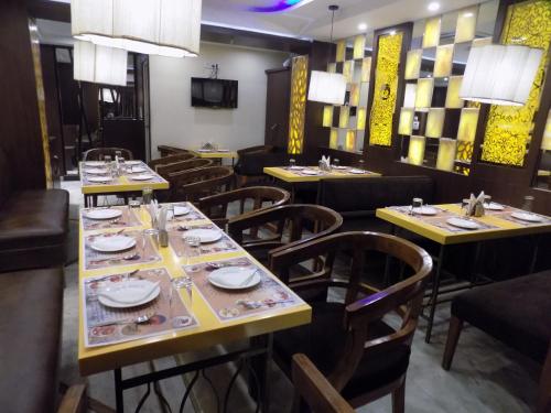 Restaurant, Hotel Golden Palace in Kolkata