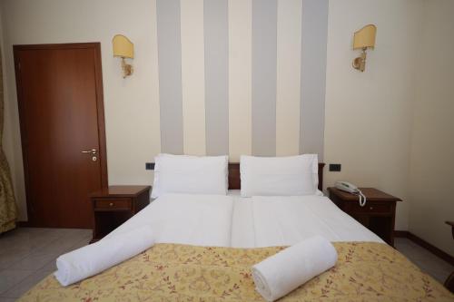 LVG Hotel Collection - Il Portico Room Type - Deluxe Double or Twin Room with Partial Lake View LVG Hotel Collection - Il Portico Room Type - Deluxe Double or Twin Room with Partial Lake View