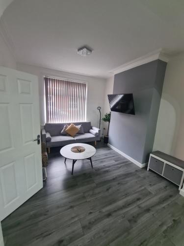 Lovely 2-bedroom house close to Media City., Manchester