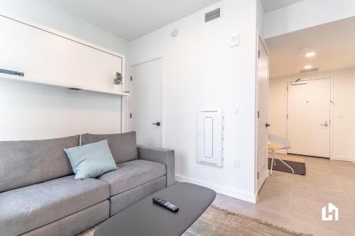 Studio with Balcony image 6