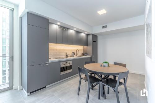 Deluxe Queen Suite room in Downtown Miami Condos by Lua Host