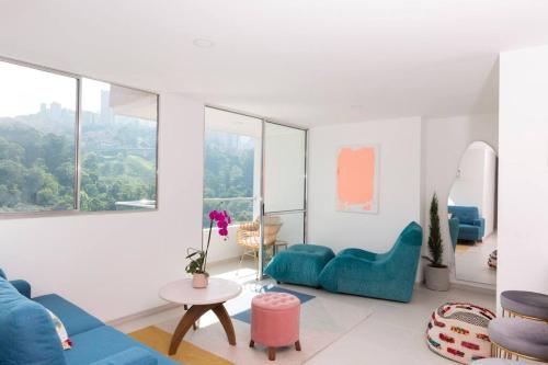 Art Deco Apartment w/ Mountain View