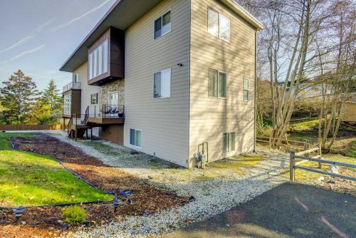 Luxe Federal Way Rental - Walk to the Water!