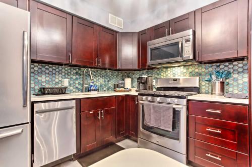 Bayonne Townhome 9 Mi to New York City! in Bayonne, USA