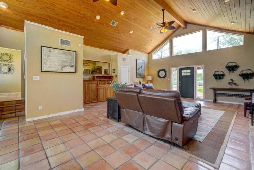 New Braunfels Retreat Relax at The Hideout in New Braunfels, USA