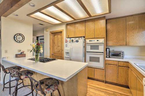 Homey Colfax Getaway w/ Private Hot Tub! in Colfax (CA)