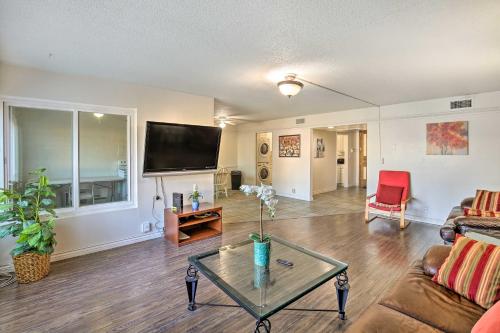 Convenient Inglewood Condo 1 Mile to SoFi!