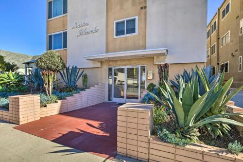 Convenient Inglewood Condo 1 Mile to SoFi! in Inglewood, USA