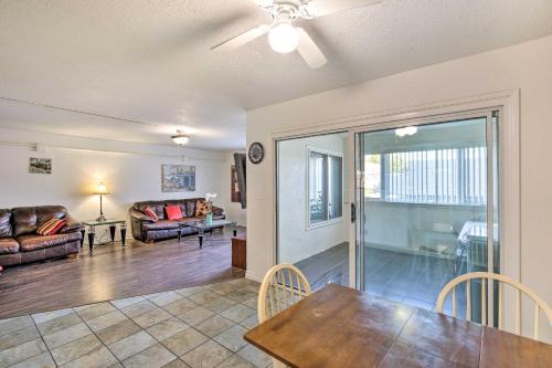 Convenient Inglewood Condo 1 Mile to SoFi! in Inglewood, USA
