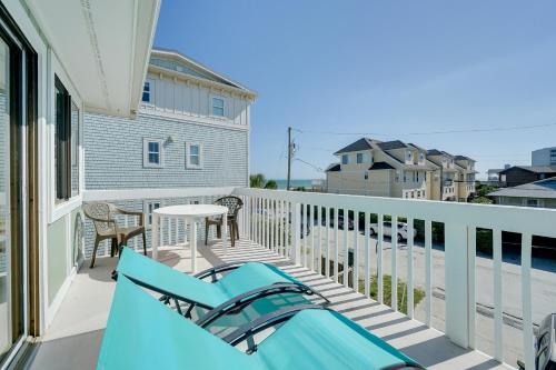 Condo with 2 Decks - Steps to Wrightsville Beach!