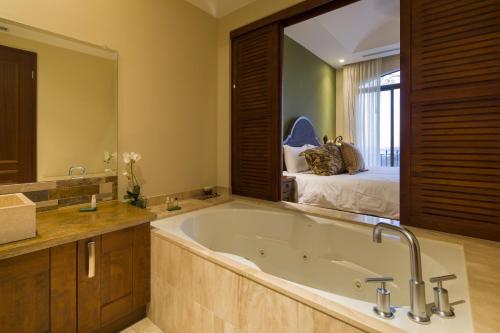 Bathroom, Incredible Ocean-View Penthouse - Jobo - Reserva Conchal Golf Resort in Playa Conchal