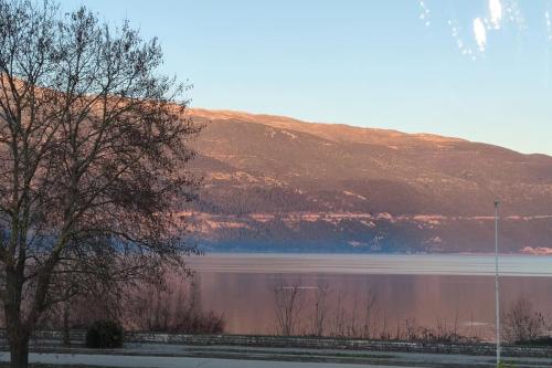 Η πέρλα της λίμνης/ The lake's pearl