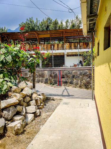 Vista exterior, Casa Argentina in San Juan La Laguna