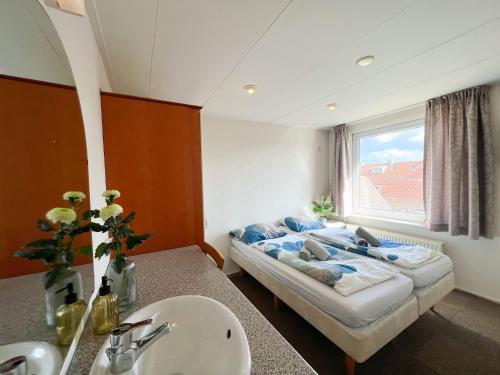 Vakantiewoning met Dakterras - 150m van Strand