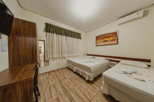 1 queen bed, 3 twin beds