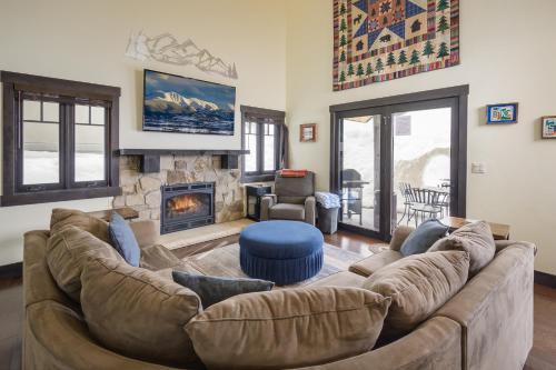 New Luxury Mountain Home 210 With Hot Tub and Great Views - 500 Dollars Of Free Activities and Equipment Rentals Daily