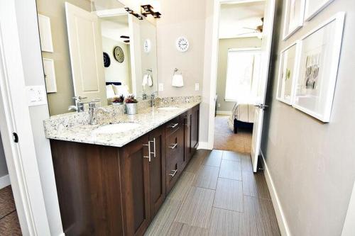 Sleeps 33 Pet Friendly Free Bikes 96 Hour Cancellation Poolside - Entrada 424 and 428 - image 2