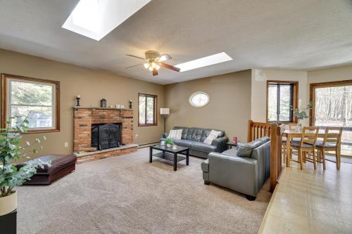 Pocono Summit Vacation Rental with Grill and Fire Pits in Pocono Summit, Vereinigte Staaten von Amerika