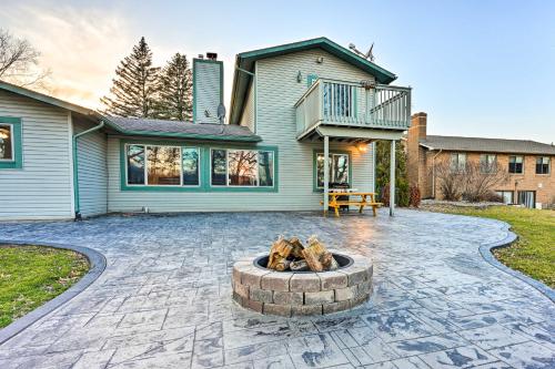 Lakefront Hartland Cottage with Patio and Fire Pits! - Hartland