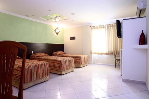 1 queen bed, 1 twin bed