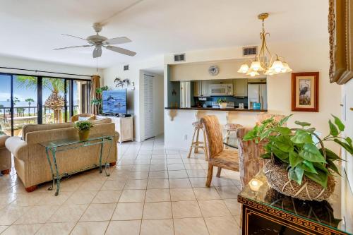 Lands End 1-407 Gulf View - Premier in St Pete Beach, USA