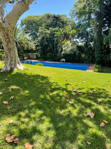 สระว่ายน้ำ, Habitación Azul triple en primer piso gran jardín !! (Habitacion Azul triple en primer piso gran jardin !!) in ซาน อีซีโดร