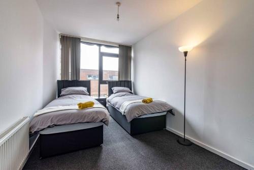 Bright and Spacious Apartments in 伊斯特伍德大廳