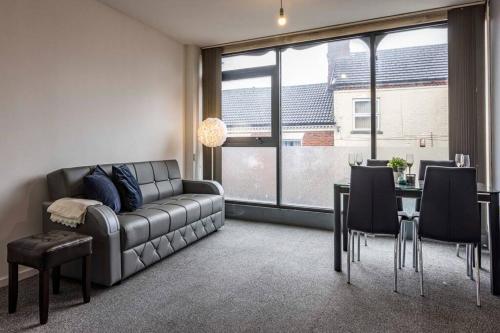 Bright and Spacious Apartments in 伊斯特伍德大廳