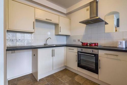 Bright and Spacious Apartments in 伊斯特伍德大廳