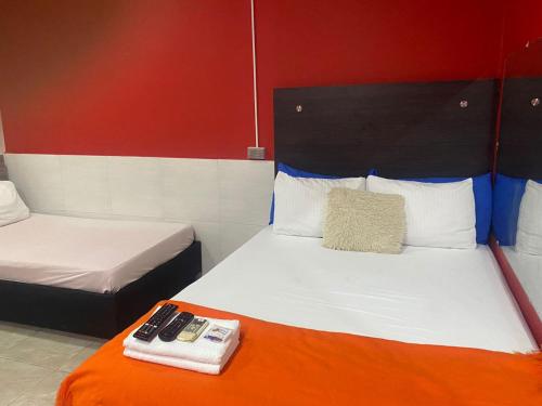 1 double bed, 1 twin bed