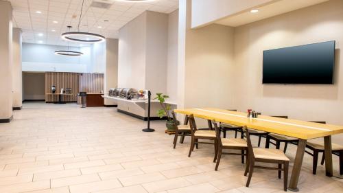 Holiday Inn & Suites Phoenix-Mesa-Chandler, an IHG Hotel