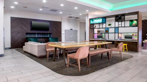 Holiday Inn & Suites Phoenix-Mesa-Chandler, an IHG Hotel