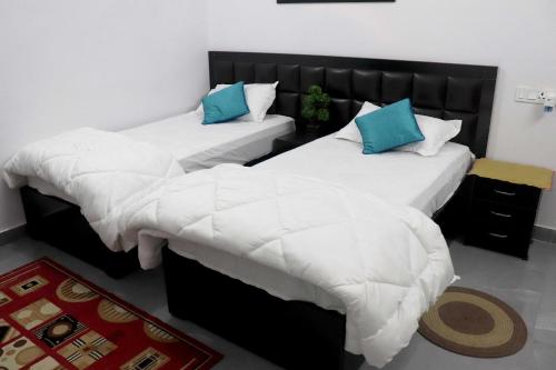 Double or Twin Room with Bathroom image 10