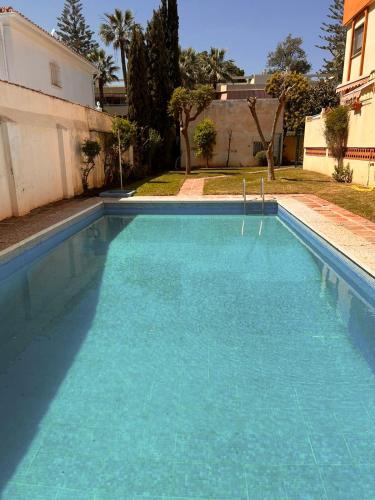 Pedregalejo Playa, Piscina y Parking