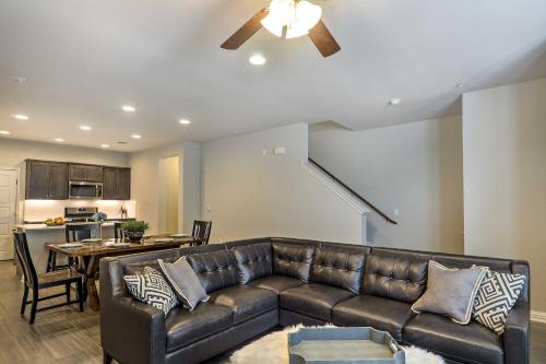 Upscale and Modern Austin Townhome with Pool Access! in Austin, USA