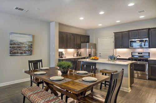 Upscale and Modern Austin Townhome with Pool Access! in Austin, USA