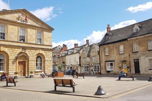 The Green Bus and the lodge in Begbroke