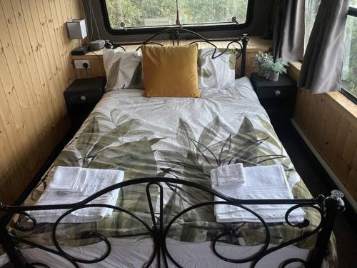 The Green Bus and the lodge in Begbroke