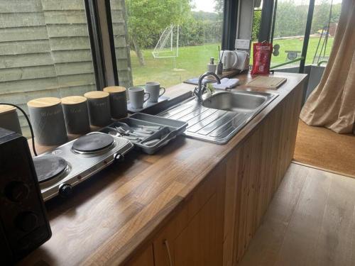 The Green Bus and the lodge in Begbroke
