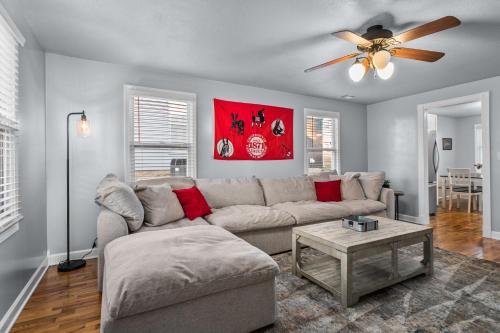 King Beds and TV's in Every Bedroom, Charming Retreat near UCM MOWAMI214