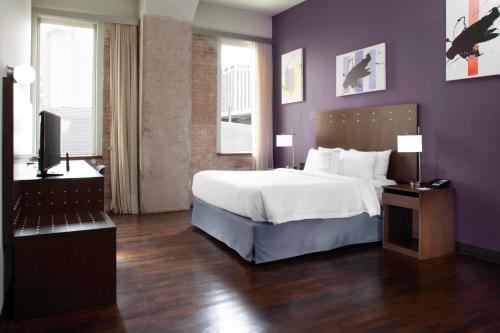 Executive Queen Suite with Roll-in Shower - Mobility Accessible